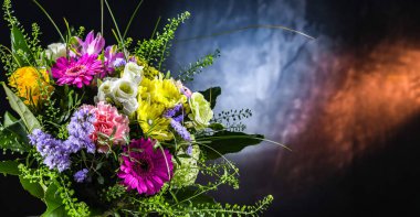 Bir buket taze kesilmiş çiçekle kompozisyon.