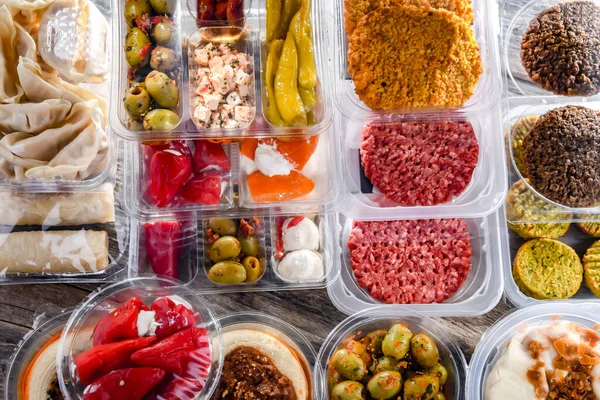 Uma Exibição Uma Variedade Produtos Alimentícios Pré Embalados Caixas Plástico — Fotografia de Stock