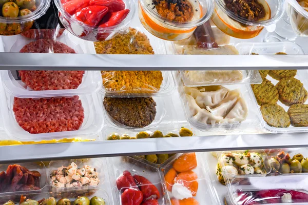 Plastik Kutularda Çeşitli Önceden Paketlenmiş Gıda Ürünlerinin Sergilenmesi — Stok fotoğraf