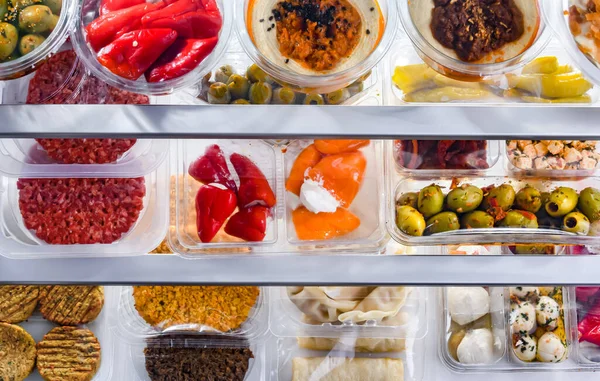 Eine Ausstellung Einer Vielzahl Vorgefertigter Lebensmittel Plastikboxen — Stockfoto