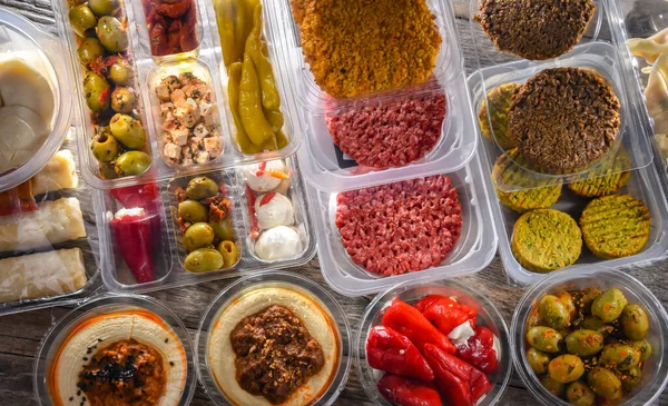 Tampilan Berbagai Produk Makanan Yang Telah Dikemas Dalam Kotak Plastik — Stok Foto