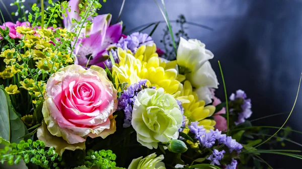 Composition Avec Bouquet Fleurs Fraîchement Coupées — Photo