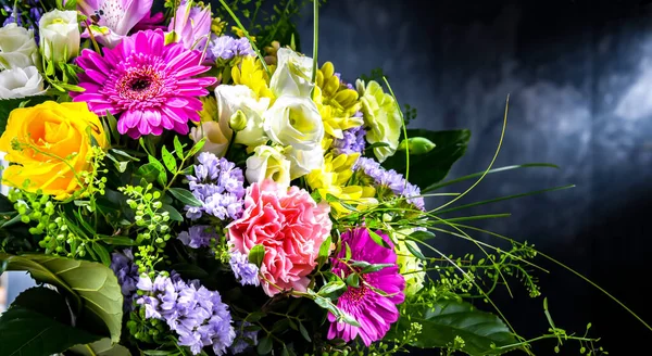 Összetétel Frissen Vágott Virágcsokorral — Stock Fotó