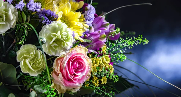 Bir Buket Taze Kesilmiş Çiçekle Kompozisyon — Stok fotoğraf