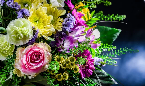 Bir Buket Taze Kesilmiş Çiçekle Kompozisyon — Stok fotoğraf