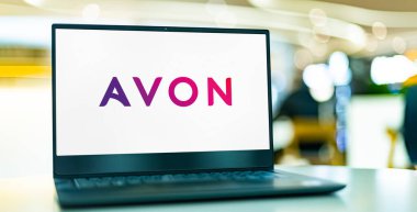 POZNAN, POL - 11 APR 2023: Avon Ürünlerinin logosu, çok uluslu bir kozmetik, cilt bakımı, parfüm ve kişisel bakım şirketi, Londra, İngiltere merkezli.