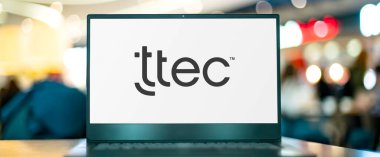 POZNAN, POL - MAR 8, 2023: TTEC Holding 'in logosunu gösteren dizüstü bilgisayar, merkezi Englewood, Colorado, ABD' de bulunan bir müşteri deneyimi teknoloji ve hizmet şirketi