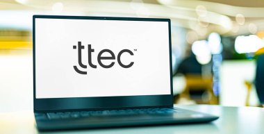 POZNAN, POL - MAR 8, 2023: TTEC Holding 'in logosunu gösteren dizüstü bilgisayar, merkezi Englewood, Colorado, ABD' de bulunan bir müşteri deneyimi teknoloji ve hizmet şirketi