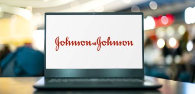 POZNAN, POL - OCT 28, 2022: Johnson ve Johnson 'ın logosunu gösteren dizüstü bilgisayar, tıbbi cihazlar, eczacılık ve tüketici ambalajlı ürünler geliştiren çok uluslu bir Amerikan şirketi.
