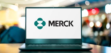 POZNAN, POL - OCT 28, 2022: Merkezi Rahway, New Jersey, ABD 'de bulunan çok uluslu ilaç şirketi Merck' in logosunu gösteren dizüstü bilgisayar