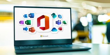 POZNAN, POL - SEP 28, 2022: Microsoft Office 'in logolarını gösteren dizüstü bilgisayar, Microsoft tarafından geliştirilen bir istemci yazılım, sunucu yazılımı ve hizmetler ailesi