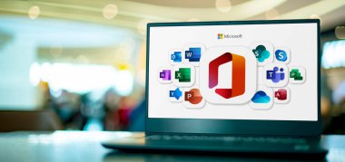 POZNAN, POL - SEP 28, 2022: Microsoft Office 'in logolarını gösteren dizüstü bilgisayar, Microsoft tarafından geliştirilen bir istemci yazılım, sunucu yazılımı ve hizmetler ailesi