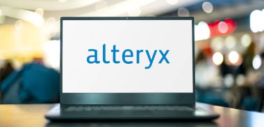 POZNAN, POL - APR 7, 2022: Bir Amerikan bilgisayar yazılım şirketi olan Alteryx 'in logosunu gösteren dizüstü bilgisayar; şirketin ürünleri veri bilimi ve analitik için kullanılır.