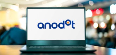 POZNAN, POL - APR 7, 2022: Anodot 'un logosunu gösteren dizüstü bilgisayar, iş izleme ve anomali tespiti için makine eğitimi ve yapay zeka kullanan bir veri analiz şirketi.