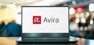POZNAN, POL - APR 7, 2022: Avira 'nın amblemini gösteren dizüstü bilgisayar, çoğunlukla anti virüs yazılımları Avira Free Security ile bilinen çok uluslu bir bilgisayar güvenlik yazılım şirketi.