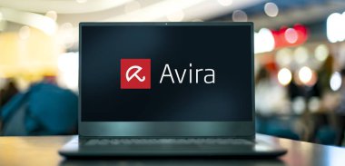 POZNAN, POL - APR 7, 2022: Avira 'nın amblemini gösteren dizüstü bilgisayar, çoğunlukla anti virüs yazılımları Avira Free Security ile bilinen çok uluslu bir bilgisayar güvenlik yazılım şirketi.