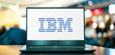 POZNAN, POL - APR 7, 2022: IBM 'in logosunu gösteren dizüstü bilgisayar, bir Amerikan bulut platformu ve bilişsel çözümler çok uluslu teknoloji ve merkezi Armonk, NY' de bulunan danışmanlık şirketi
