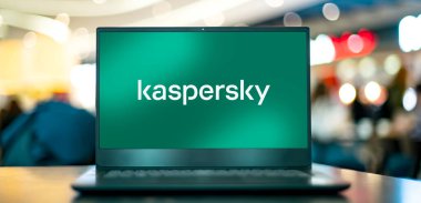 POZNAN, POL - 7 APR 2022: Merkezi Moskova, Rusya 'da bulunan çok uluslu siber güvenlik ve anti-virüs sağlayıcısı Kaspersky Lab' ın logosunu gösteren dizüstü bilgisayar