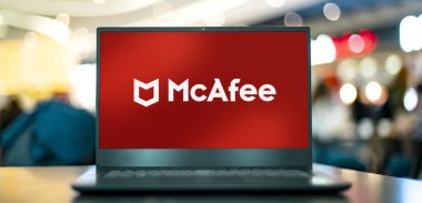 POZNAN, POL - 7 APR 2022: Merkezi Santa Clara, Kaliforniya, ABD 'de bulunan küresel bir bilgisayar güvenlik yazılım şirketi olan McAfee' nin logosunu gösteren dizüstü bilgisayar