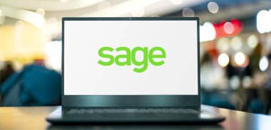 POZNAN, POL - 7 APR 2022: Sage 'in logosunu gösteren dizüstü bilgisayar, İngiltere' de Newcastle merkezli çok uluslu bir yazılım şirketi.