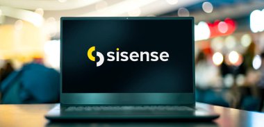 POZNAN, POL - 7 APR 2022: Sisense 'nin logosunu gösteren dizüstü bilgisayar, bir iş analitik yazılım şirketi