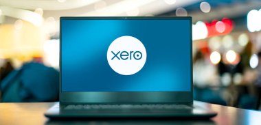 POZNAN, POL - APR 7, 2022: Yeni Zelanda teknoloji şirketi Xero 'nun logosunu gösteren dizüstü bilgisayar, küçük ve orta büyüklükteki işletmeler için bulut tabanlı bir muhasebe yazılım platformu sunuyor.