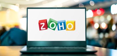 POZNAN, POL - 7 APR 2022: Merkezi Chennai, Hindistan 'da bulunan bir Hint yazılım geliştirme şirketi olan Zoho Corporation' ın logosunu gösteren dizüstü bilgisayar