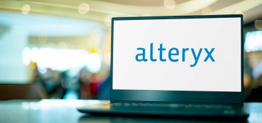 POZNAN, POL - APR 7, 2022: Bir Amerikan bilgisayar yazılım şirketi olan Alteryx 'in logosunu gösteren dizüstü bilgisayar; şirketin ürünleri veri bilimi ve analitik için kullanılır.