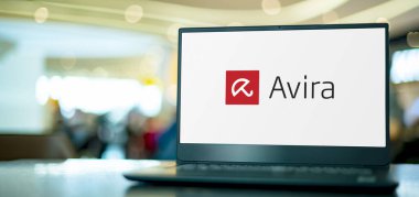 POZNAN, POL - APR 7, 2022: Avira 'nın amblemini gösteren dizüstü bilgisayar, çoğunlukla anti virüs yazılımları Avira Free Security ile bilinen çok uluslu bir bilgisayar güvenlik yazılım şirketi.