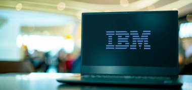 POZNAN, POL - APR 7, 2022: IBM 'in logosunu gösteren dizüstü bilgisayar, bir Amerikan bulut platformu ve bilişsel çözümler çok uluslu teknoloji ve merkezi Armonk, NY' de bulunan danışmanlık şirketi