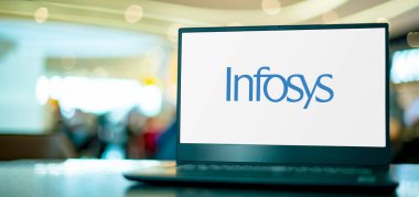 POZNAN, POL - APR 7, 2022: Infosys 'in logosunu gösteren dizüstü bilgisayar, iş danışmanlığı, bilgi teknolojisi ve dış kaynak hizmetleri sağlayan çok uluslu bir Hindistan şirketi.