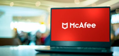 POZNAN, POL - 7 APR 2022: Merkezi Santa Clara, Kaliforniya, ABD 'de bulunan küresel bir bilgisayar güvenlik yazılım şirketi olan McAfee' nin logosunu gösteren dizüstü bilgisayar
