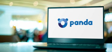POZNAN, POL - 7 APR 2022: Panda Security 'nin logosunu gösteren dizüstü bilgisayar, bilişim güvenliği için ürün üretmekte uzmanlaşmış bir İspanyol siber güvenlik yazılım şirketi..