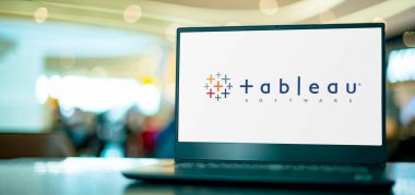POZNAN, POL - APR 7, 2022: Etkileşimli bir veri görselleştirme yazılım şirketi olan Tableau Software 'ın logosunu gösteren dizüstü bilgisayar