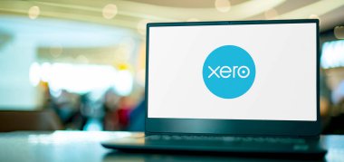 POZNAN, POL - APR 7, 2022: Yeni Zelanda teknoloji şirketi Xero 'nun logosunu gösteren dizüstü bilgisayar, küçük ve orta büyüklükteki işletmeler için bulut tabanlı bir muhasebe yazılım platformu sunuyor.