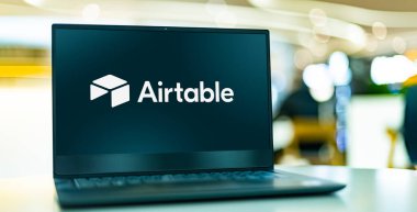 POZNAN, POL - 7 APR 2022: Merkezi San Francisco 'da bulunan bir bulut işbirliği servisi olan Airtable' ın logosunu gösteren dizüstü bilgisayar