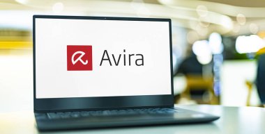 POZNAN, POL - APR 7, 2022: Avira 'nın amblemini gösteren dizüstü bilgisayar, çoğunlukla anti virüs yazılımları Avira Free Security ile bilinen çok uluslu bir bilgisayar güvenlik yazılım şirketi.
