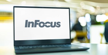 POZNAN, POL - 7 APR 2022: Oregon merkezli bir Amerikan özel şirketi olan InFocus Corporation 'ın logosunu gösteren dizüstü bilgisayar