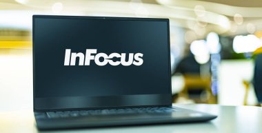 POZNAN, POL - 7 APR 2022: Oregon merkezli bir Amerikan özel şirketi olan InFocus Corporation 'ın logosunu gösteren dizüstü bilgisayar