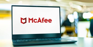 POZNAN, POL - 7 APR 2022: Merkezi Santa Clara, Kaliforniya, ABD 'de bulunan küresel bir bilgisayar güvenlik yazılım şirketi olan McAfee' nin logosunu gösteren dizüstü bilgisayar