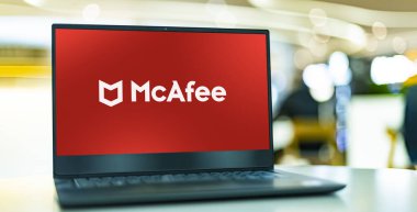 POZNAN, POL - 7 APR 2022: Merkezi Santa Clara, Kaliforniya, ABD 'de bulunan küresel bir bilgisayar güvenlik yazılım şirketi olan McAfee' nin logosunu gösteren dizüstü bilgisayar