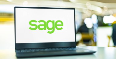 POZNAN, POL - 7 APR 2022: Sage 'in logosunu gösteren dizüstü bilgisayar, İngiltere' de Newcastle merkezli çok uluslu bir yazılım şirketi.
