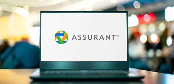 Poznan Pol Rpa 2023 展示Assurant标志的笔记本电脑 Assurant是全球风险管理产品和服务供应商 总部设在纽约市 — 图库照片