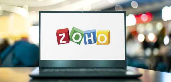 Poznan Pol Abr 2022 Computadora Portátil Que Muestra Logotipo Zoho —  Fotos de Stock
