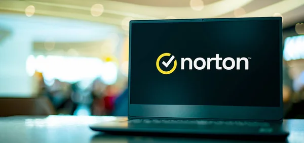 Poznan Pol Apr 2022 Laptop Computer Displaying Logo Norton Antivirus — Stock fotografie