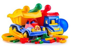 Renkli plastik çocuk oyuncakları izole beyaz arka plan üzerinde.