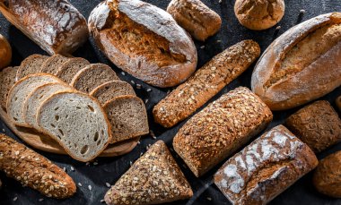 Ekmek ve rulo ekmekler dahil çeşitli fırın ürünleri.