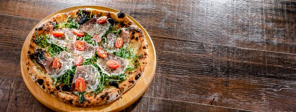 Pizza Italiana Servita Con Prosciutto Formaggio Pomodori Rucola — Foto Stock