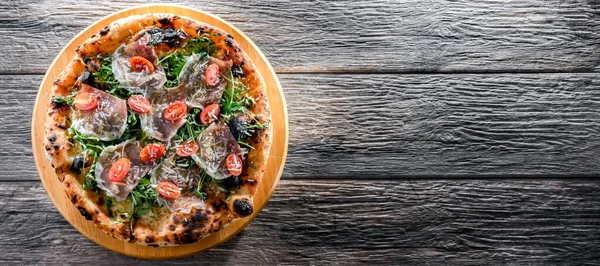 Pizza Italiana Servida Con Jamón Queso Tomate Rúcula — Foto de Stock