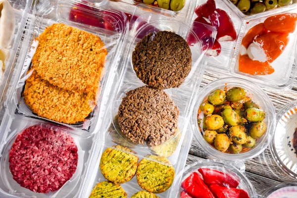 プラスチック製の箱の中に様々な包装済み食品の表示 — ストック写真